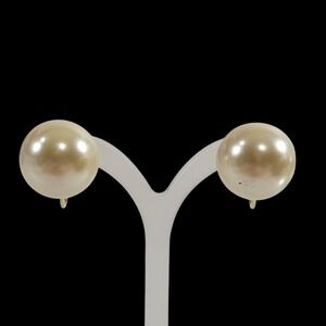 Unsigned Faux Pearl Clip On Earrings Gold Tone 1/2" Classic Minimalist Old Money